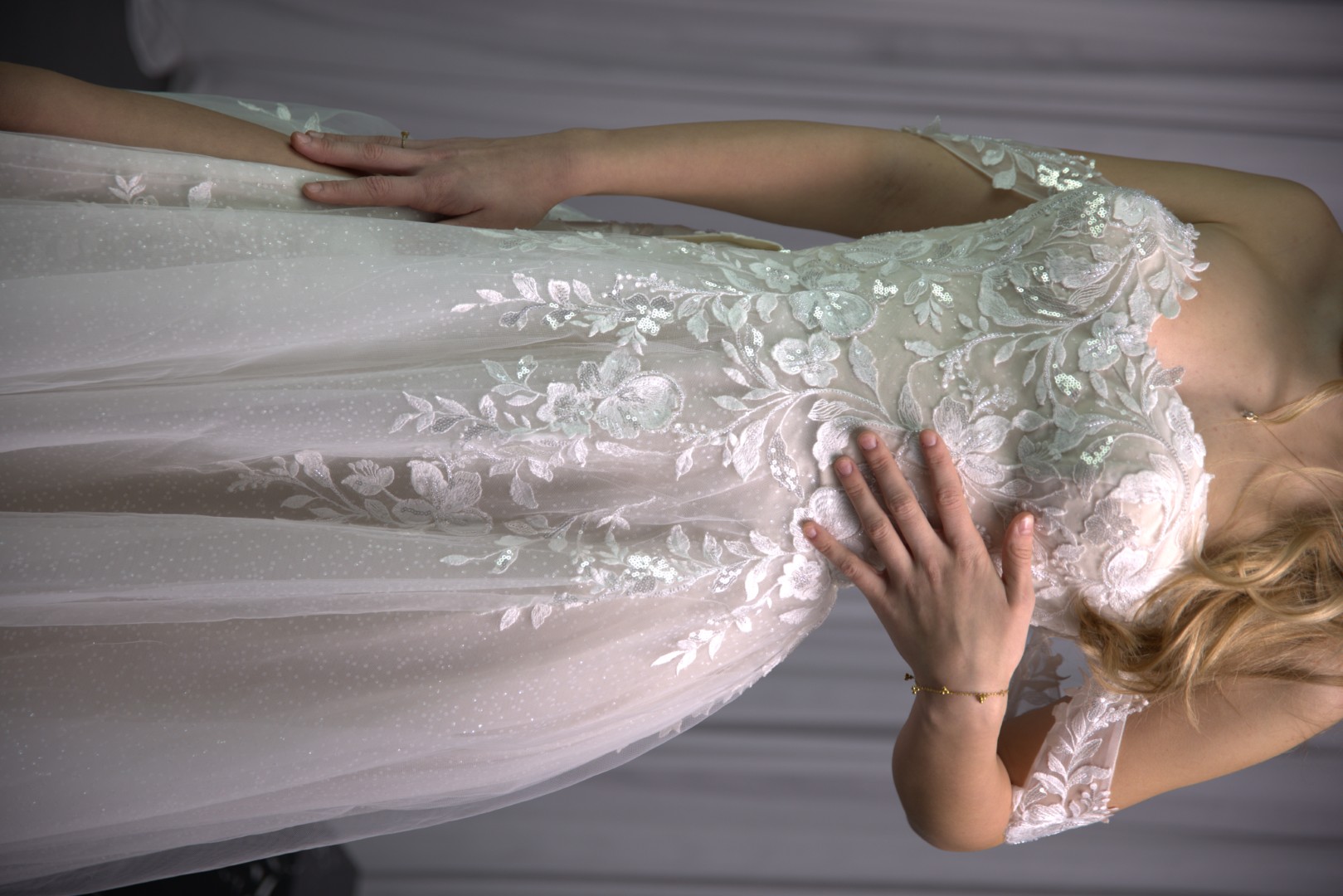 Fließendes Empire-Brautkleid für eine romantische Sommerhochzeit