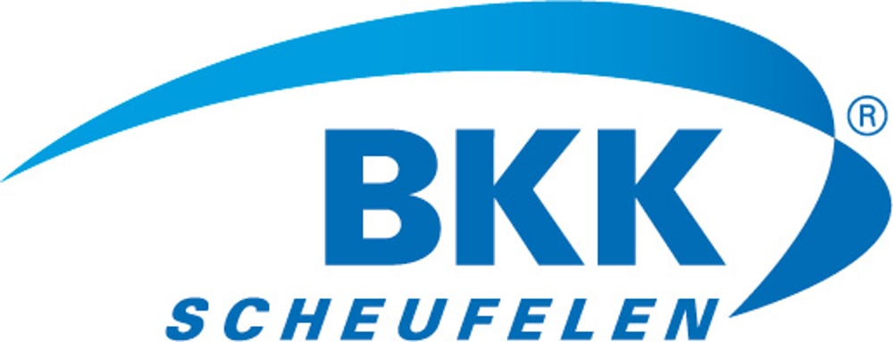 Blaues BKK Scheufelen Logo mit geschwungener Linie und Registrierungszeichen.