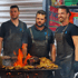 Das engagierte Bestca Catering-Team beim Live-Grillen von saftigen Fleischgerichten – perfekte Catering-Lösungen für Feiern und Events.