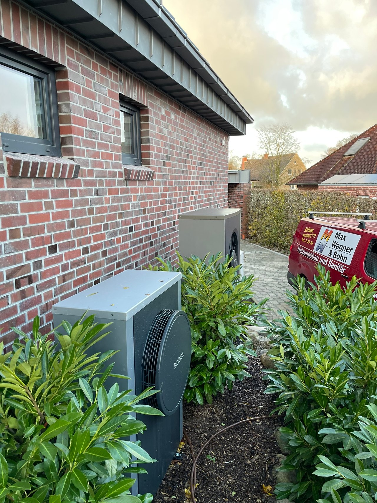 Geförderte Wärmepumpe an einem Einfamilienhaus in Emden