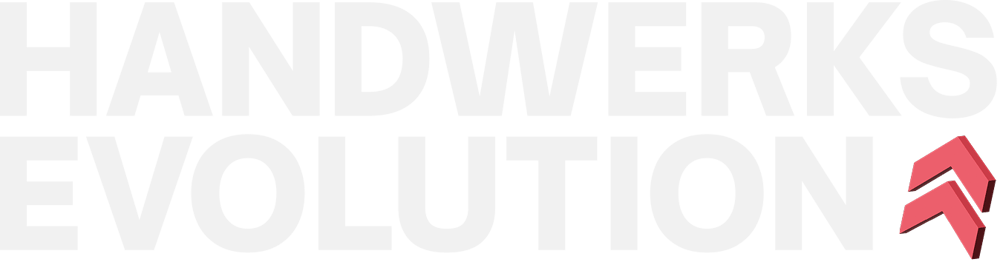 HANDWERKSEVOLUTION Logo in Weiß auf grünem Hintergrund mit zwei roten Pfeilen, die nach oben zeigen.