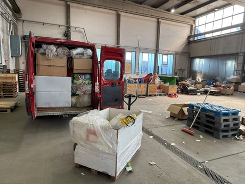 Transporter von FLEX wird in der Halle beladen