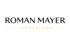 Dunkelgrüner Hintergrund mit schwarzem Text "ROMAN MAYER" und gelbem Text "COPYWRITING" dazwischen gelbe Linien.