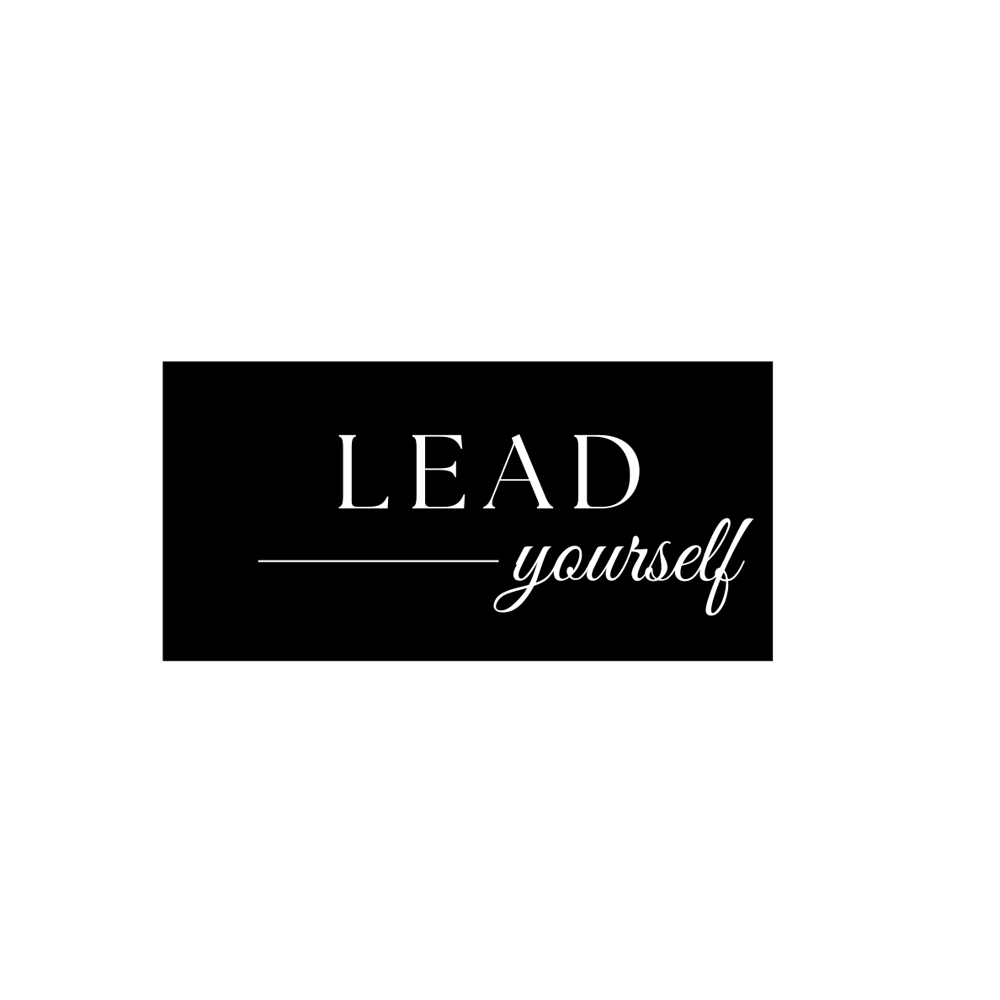 Schwarzes Rechteck mit weißem Text "LEAD yourself" auf grünem Hintergrund.