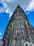 4K-Drohnenfoto des Kölner Doms in Köln, NRW – beeindruckende Luftaufnahme für Tourismus-, Event- und Architekturmarketing.