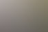 Zwei Frauen sitzen an einem weißen Tisch und unterhalten sich, im Hintergrund ein Fenster und eine Staffelei.