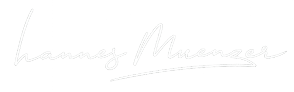 Hannes Muenzer als weiße Unterschrift auf grünem Hintergrund.