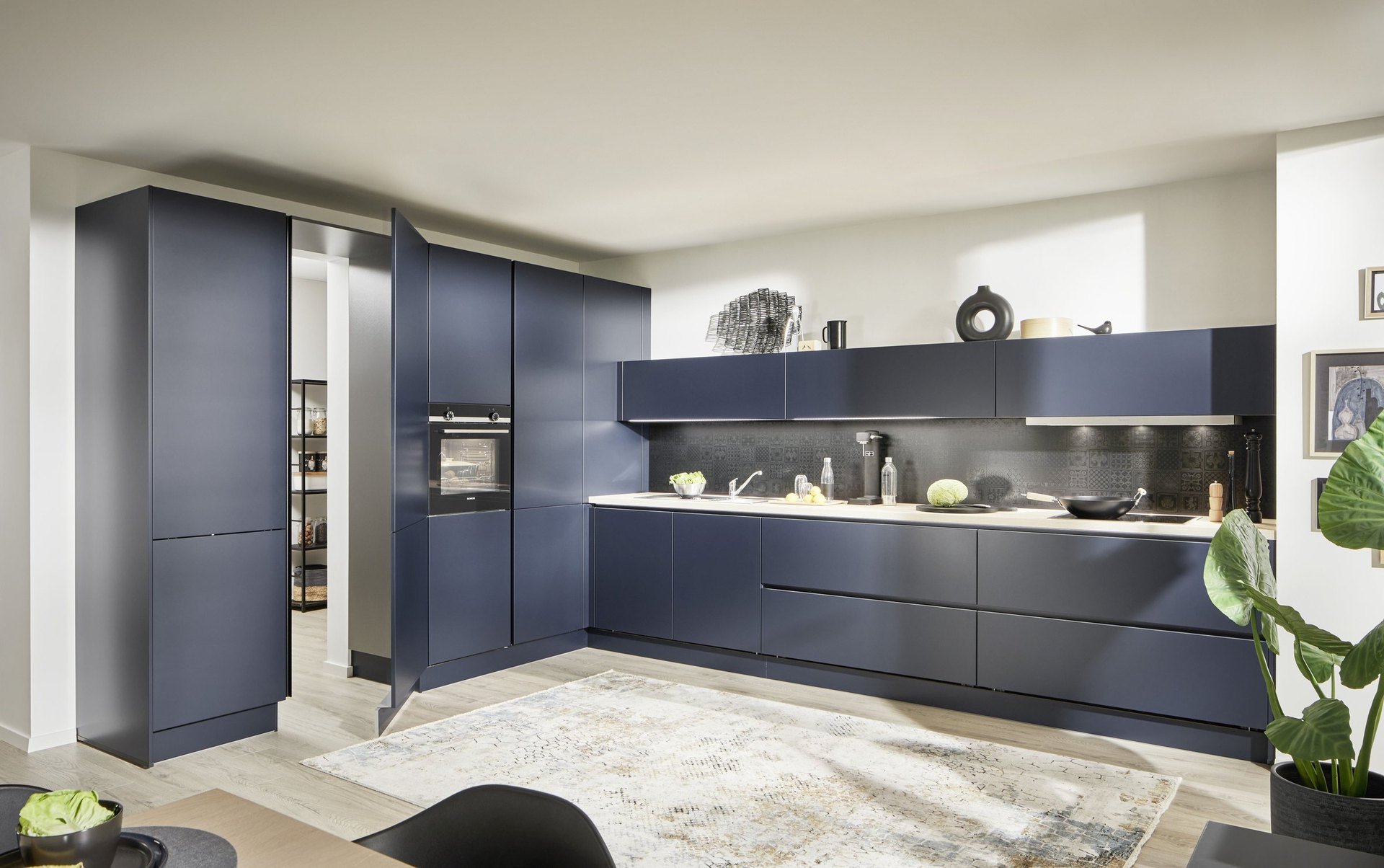 Grifflose L-Küche in dunklem Blau von Häcker – Produktabbildung
