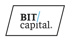 BIT/capital Logo in Schwarz mit blauem Schrägstrich, umrandet von einem schwarzen Parallelogramm auf grünem Hintergrund.