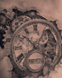 Tattoo einer mechanischen Uhr mit römischen Ziffern, Zahnrädern und dem Datum 18/01/24 in einem Riss auf der Haut.