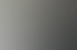 Mann in weißem T-Shirt sitzt an einem Schreibtisch vor einem Banner der Deutschen Vermögensberatung.