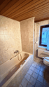 Altbau Badezimmer mit kleinen Fliesen