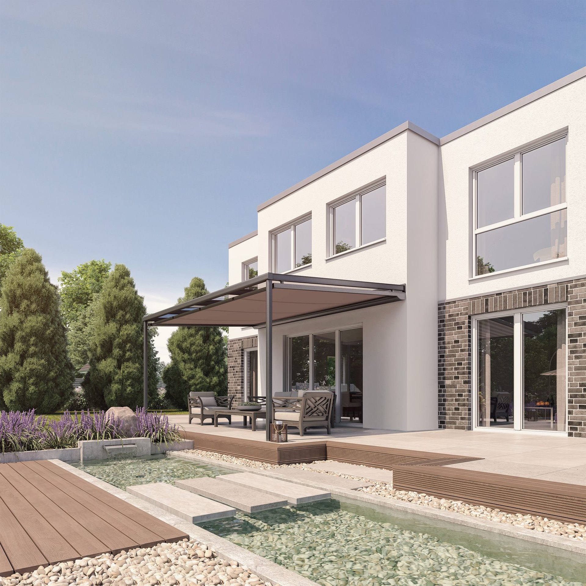 Modernes Haus mit Glas-Terrassendach, Unterglasmarkise und Pool bei Sonnenschein
