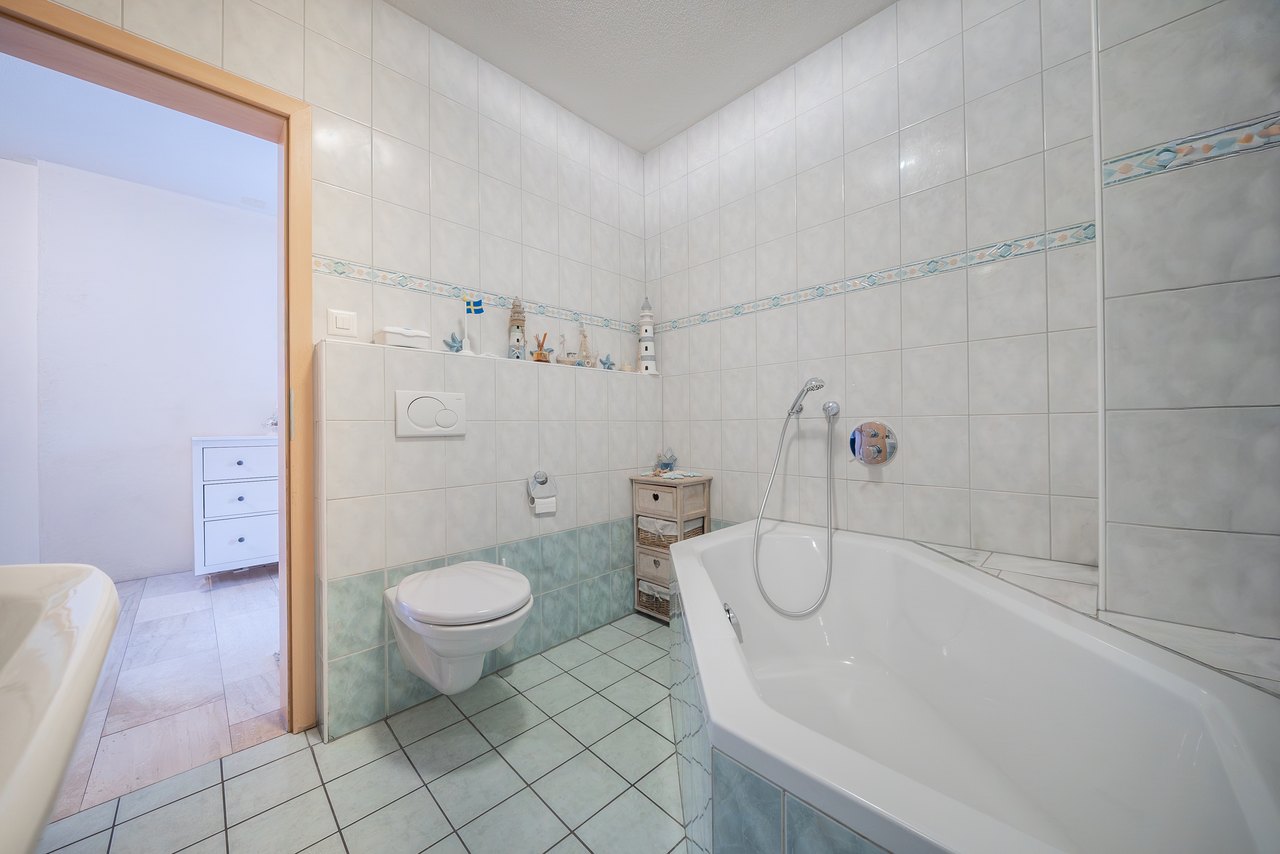 Bad mit Badewanne