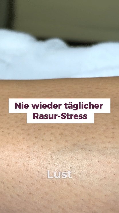 Frau mit glatter, gepflegter Haut und natürlichem Selbstbewusstsein