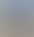 Schwarzer Audi Q3 SUV parkt auf einem asphaltierten Betriebsgelände vor Industriecontainern unter blauem Himmel.