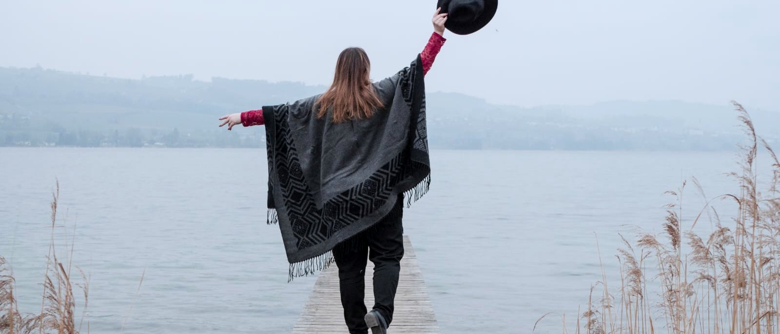 Steg am See im Nebel