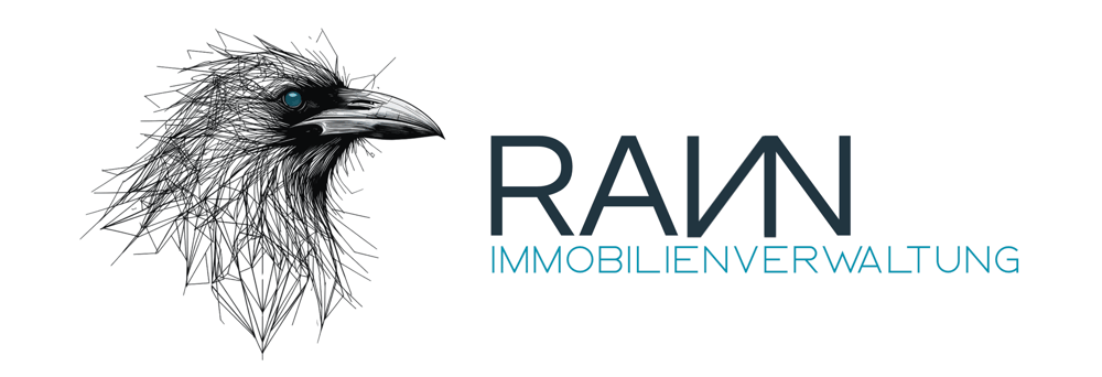 Kopf eines schwarzen Raben mit wirrem Gefieder und leuchtend blauem Auge.