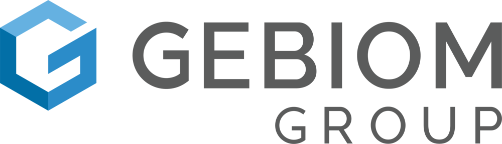 Blaues, hexagonales G-Symbol neben dem grauen Schriftzug GEBIOM GROUP auf schwarzem Hintergrund.