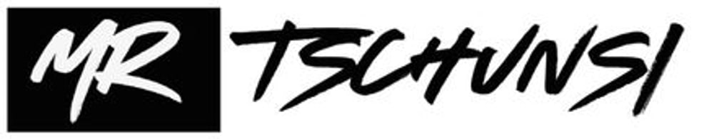 Das Logo zeigt "MR TSCHUNSI" in weißer, kursiver Schrift auf schwarzem Hintergrund.