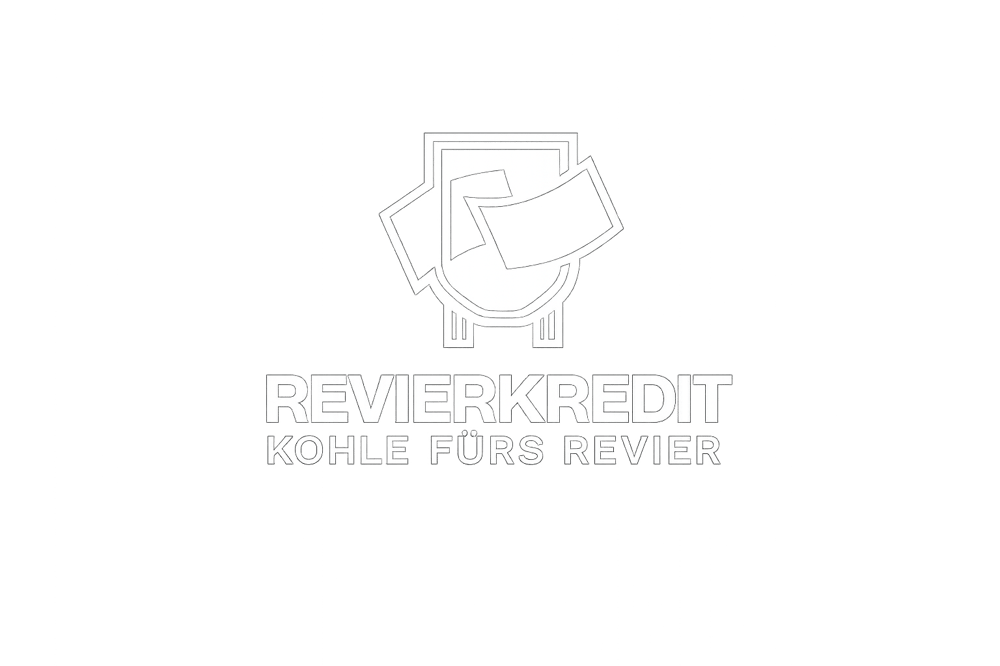 Weißes Revierkredit-Logo auf grünem Hintergrund: eine stilisiertes Kohlenlore mit Geldscheinen, darunter "REVIERKREDIT KOHLE FÜRS REVIER".