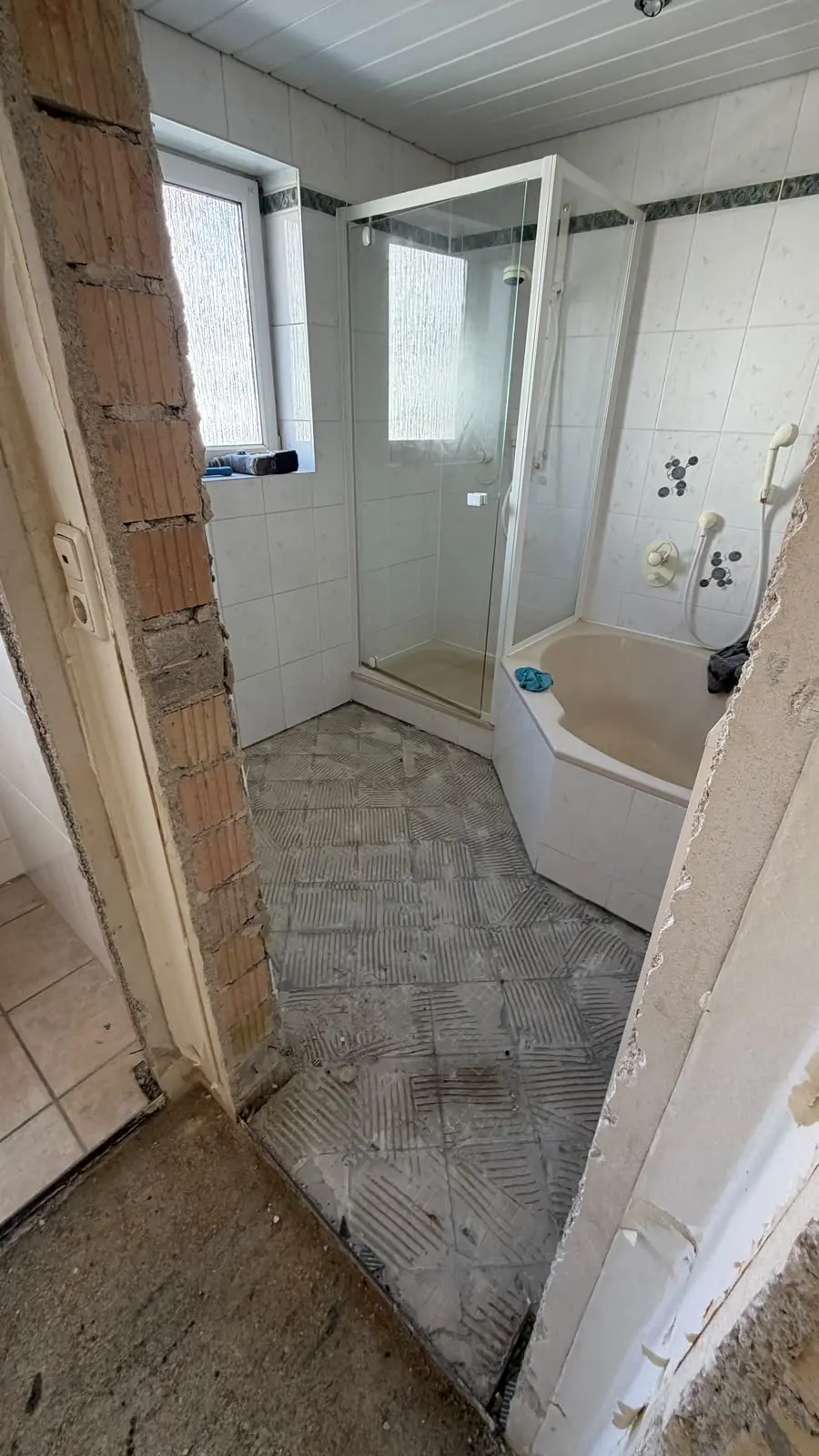 Teilentkerntes Badezimmer mit freigelegtem Boden in Kaufbeuren