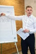 Zwei Berater skizzieren den Aufbau einer Website auf einem Flipchart.