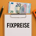 Klemmbrett mit „FIXPREISE“, 20-Euro-Scheinen, Stift und orangefarbenem Taschenrechner.