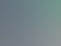 Eine Person in einem blauen Hemd hält ein weißes, digitales Messgerät in den Händen.