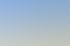 Zweistöckige Anlage aus gelben Bürocontainern mit weißen Fenstern und Außentreppe unter blauem Himmel.