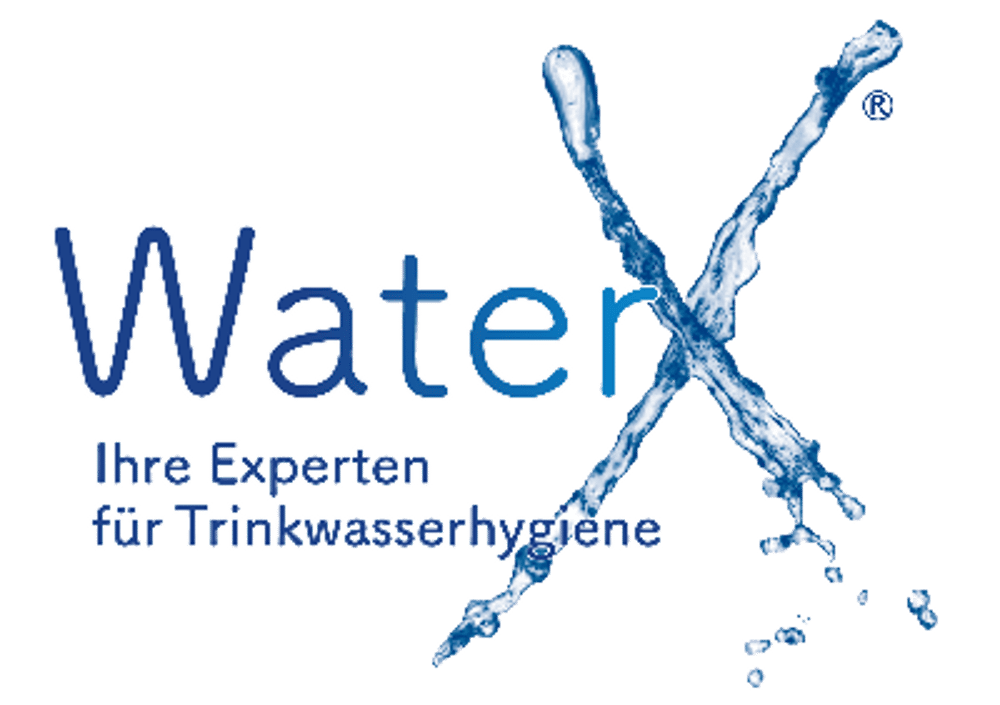 Water X Logo: "Water Ihre Experten für Trinkwasserhygiene" in Blau, mit einem X aus spritzendem Wasser.