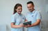 Zwei Personen in blauen Poloshirts mit "Salzillo Clean" Logo betrachten gemeinsam ein Tablet.