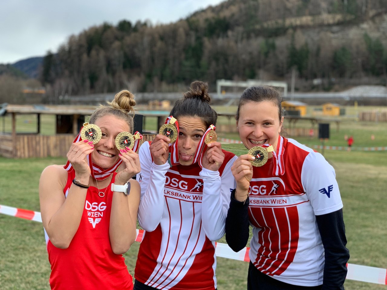 Das Team der DSG Wien mit Goldmedaillen bei der Crosslauf-Staatsmeisterschaft 2019