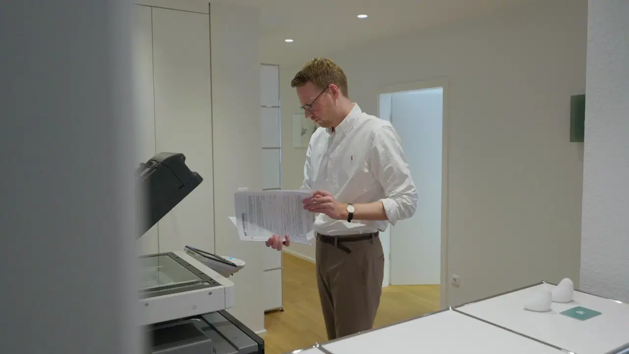 Mit Unterlagen am Scanner