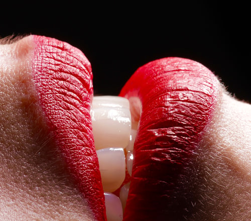 Dentalfoto: Lippen und Frontzähne in Nahaufnahme