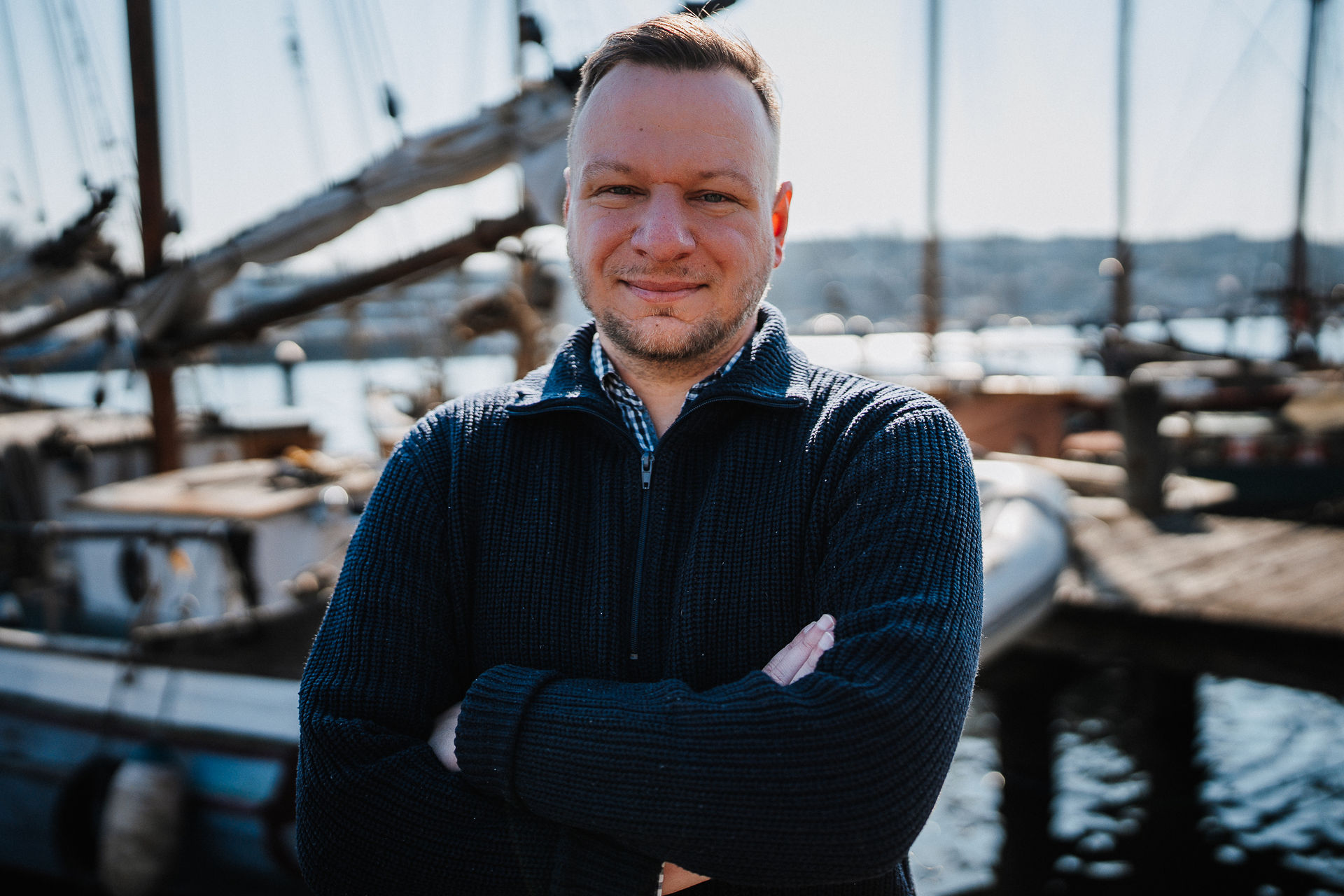Matthias Carstensen vor den Segelschiffen am Hafen