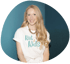 Portrait von Kat mit langen blonden Haaren, Goldkette und weißem T-Shirt mit Aufschrift "kat & Kids" in Türkis und Braun.