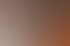 Ein lächelnder Mann in einem orangefarbenen Gabelstapler blickt aus der Kabine.