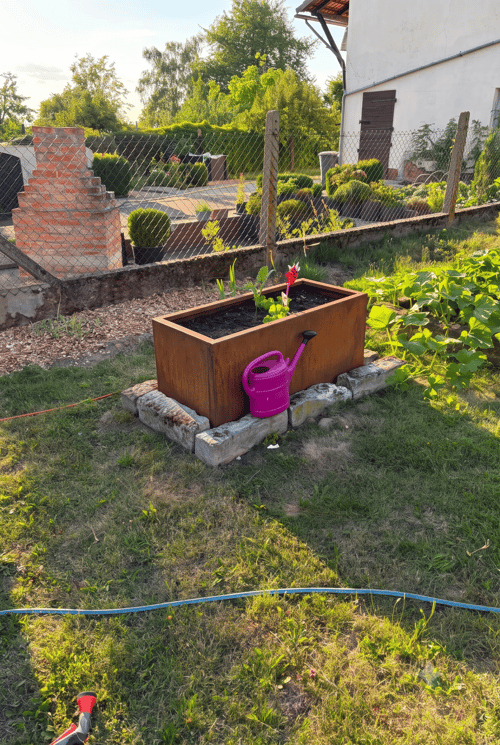 Hochbeet aus Cortenstahl im noch unfertigen Garten