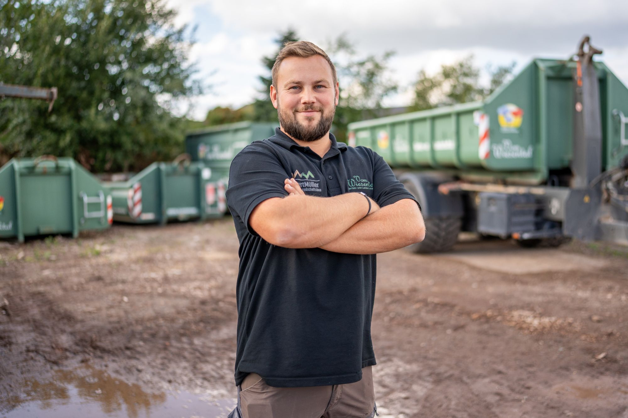 Mitarbeiter der vom Wiesental GmbH vor den Containerfahrzeugen