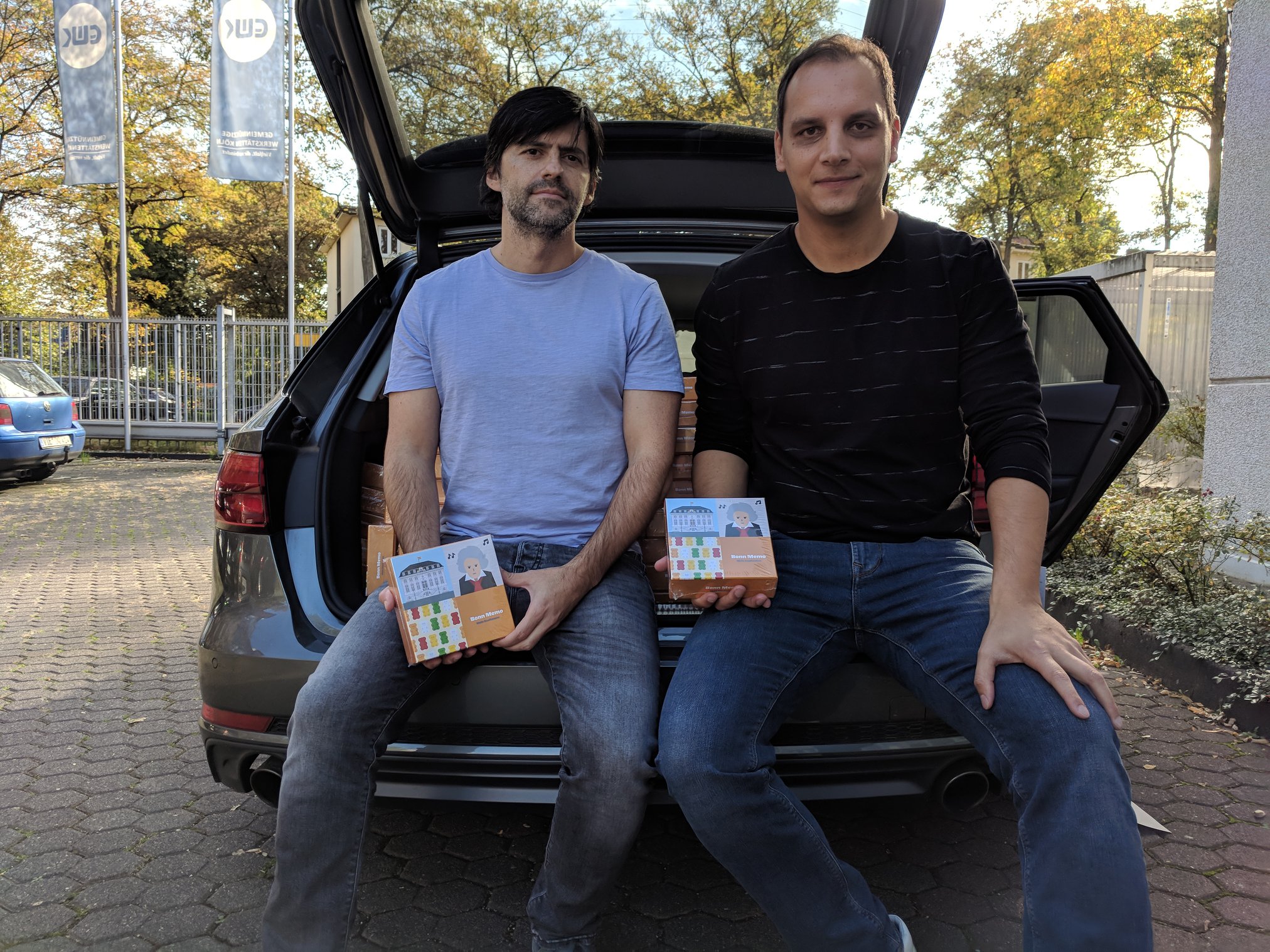 Marco und Sascha holen die frisch produzierten Bonn-Memo-Spiele ab