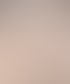 Hände üben mit einer Permanent-Make-up-Maschine Lippenkonturen auf einer Tattoo Practice Skin Übungsmatte.