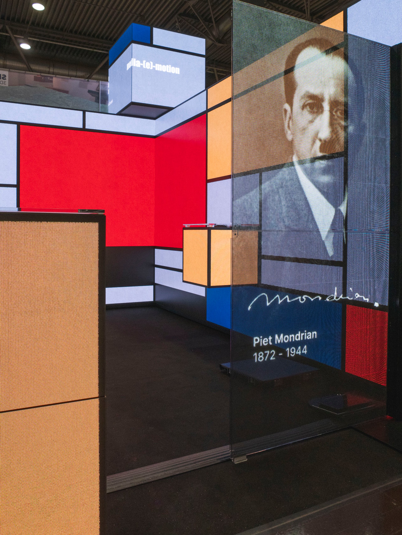 ‚dia-(e)-motion“: LED-Architektur inspiriert von Piet Mondrian (1872–1944) – die großflächigen Farbfelder und schwarzen Linien entstehen vollständig aus LED-Panels