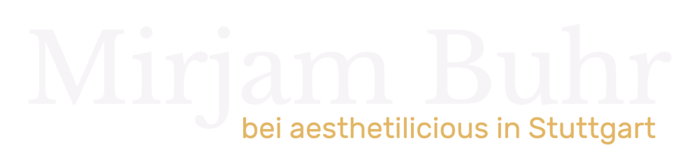 Schriftzug aesthetilicious in weißer Serifenschrift mit dem Zusatz by Mirjam Buhr in Gold auf schwarzem Hintergrund.
