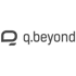 Dunkelgraues q.beyond Logo auf dunkelgrünem Hintergrund.