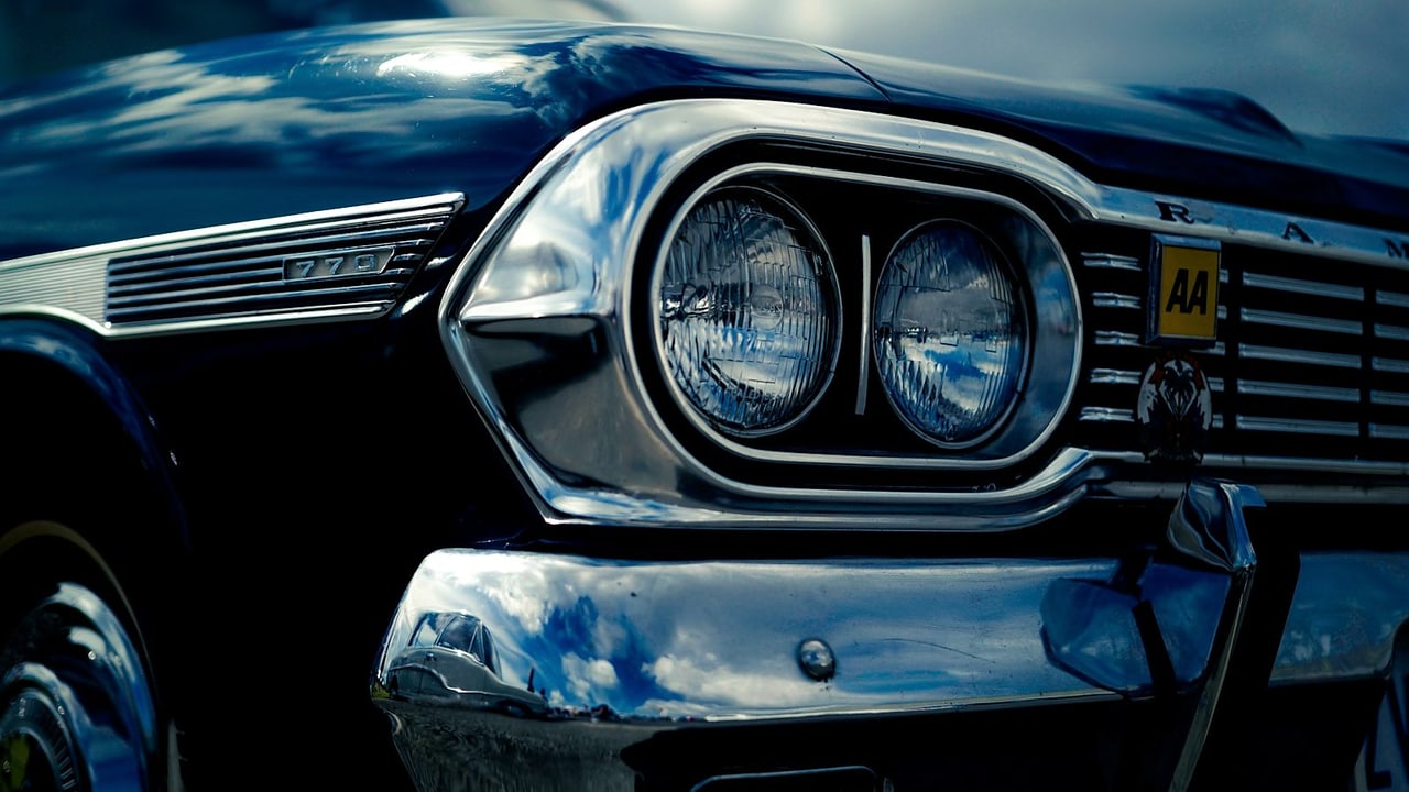 Chromfront eines klassischen Automobils mit Doppelscheinwerfern