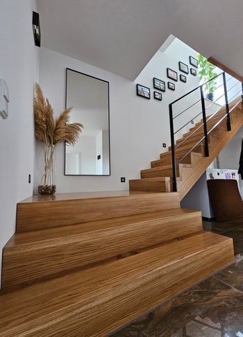Moderne Treppe schwarzes Geländer
