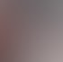 Vier Männer stehen um einen Tisch, blicken auf Dokumente und gestikulieren. Ein Monitor zeigt eine 3D-Karte.