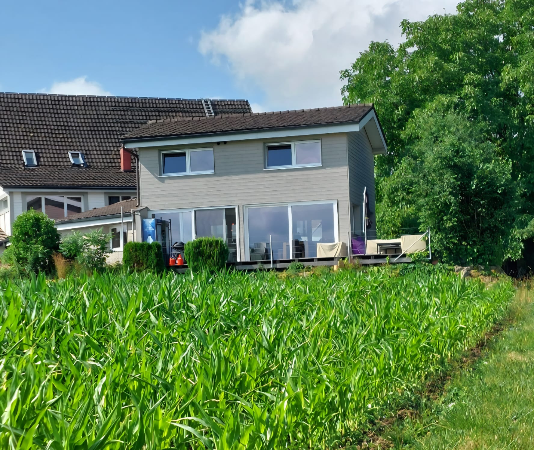 Haus der Praxis Cadosch an der Schützenstrasse in Siegershausen mit Velounterstand
