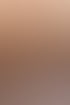 Ausgebauter Dachboden mit sichtbaren Holzbalken, Dielenboden und gemütlicher Sitzecke unter einer hohen Dachschräge.